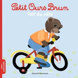 Petit Ours brun fait du vélo